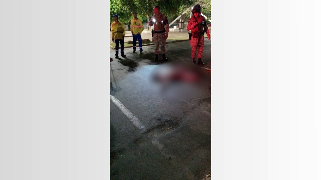 Morador de rua é assassinado a facadas após briga em praça, diz PM