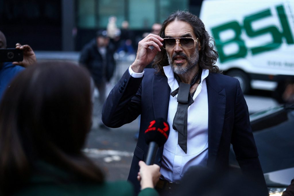 Russell Brand depõe em julgamento por estupro e nega todas as acusações