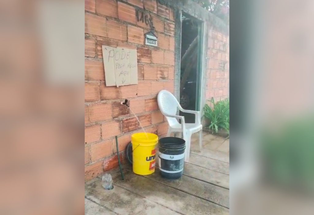 Água oferecida por morador em torneira ‘solidária’ durante crise hídrica no interior do TO é retirada de cisterna; VÍDEO