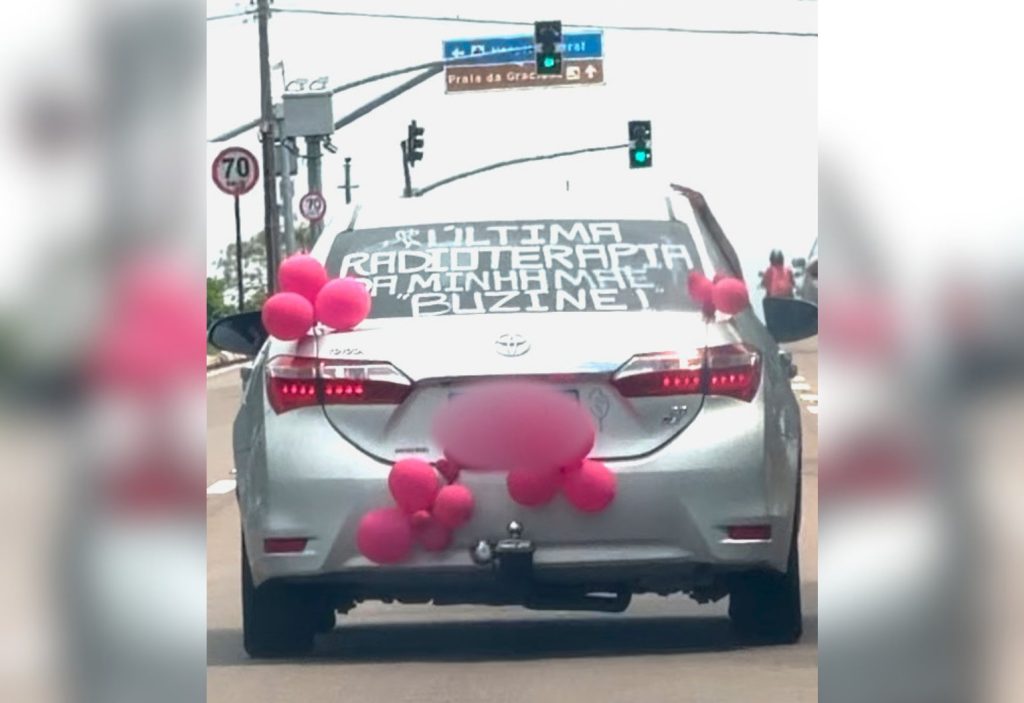 ‘Buzine pela minha mãe’: pedido de filha chama atenção no trânsito de Palmas no último dia de radioterapia; VÍDEO