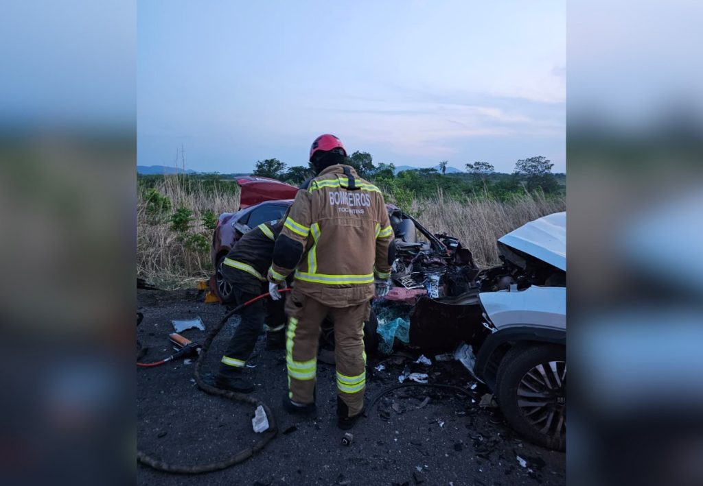 Acidente entre caminhonete, carro e moto deixa quatro mortos no Tocantins