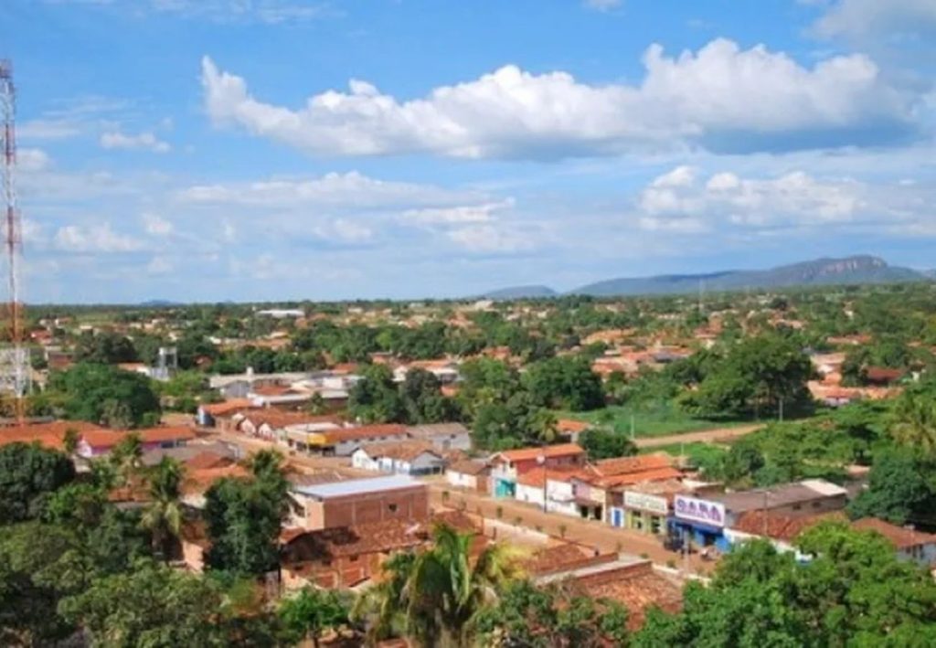 Jovem morre após ser atingido com golpe de facão no pescoço durante discussão em praça